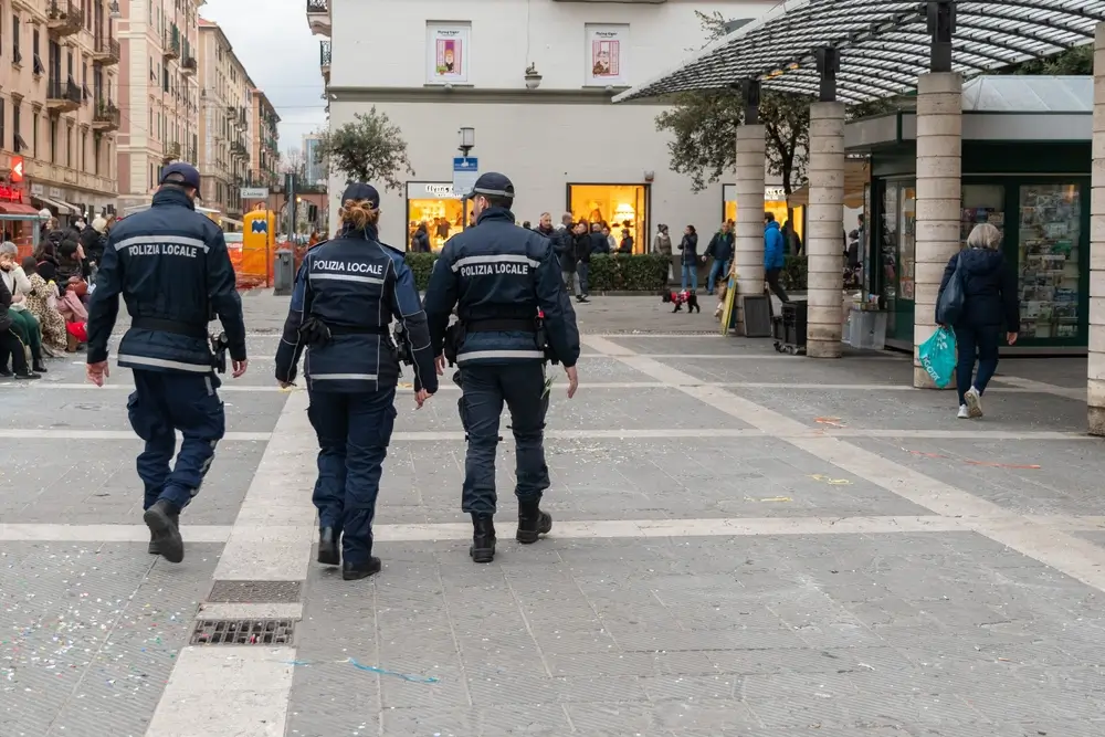 Agenti della polizia locale di pattuglia in una piazza, con l'uniforme che esprime l'appartenenza all'amministrazione.
