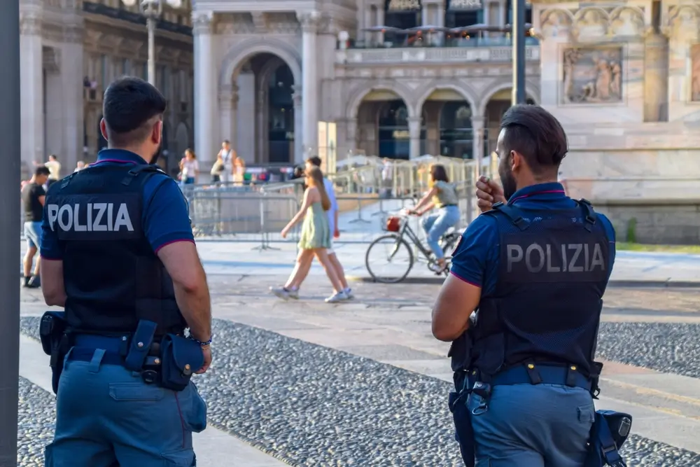 Due agenti della Polizia di Stato in divisa durante il servizio quotidiano di pattugliamento in una piazza.