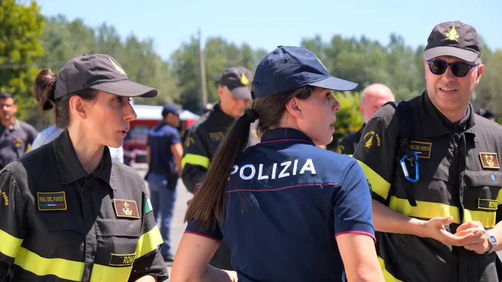 Agenti della Polizia di Stato e vigili del fuoco durante un’attività di pattuglia e addestramento agenti.