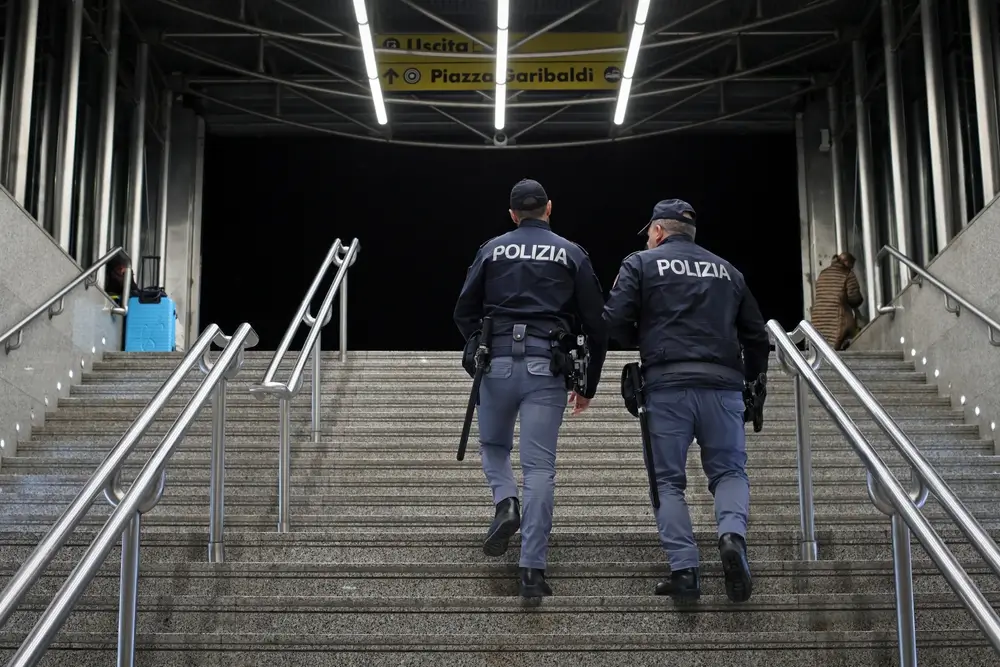 Due poliziotti in pattuglia salgono le scale di una stazione durante un servizio di controllo del territorio.