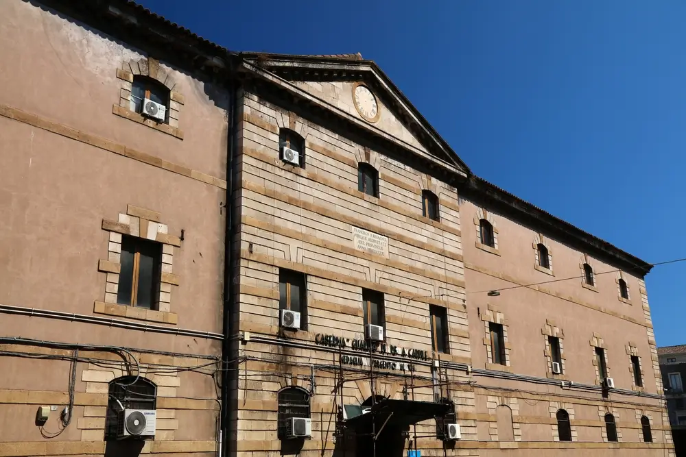 Facciata della questura della Polizia di Stato, edificio storico sede istituzionale con architettura in pietra.
