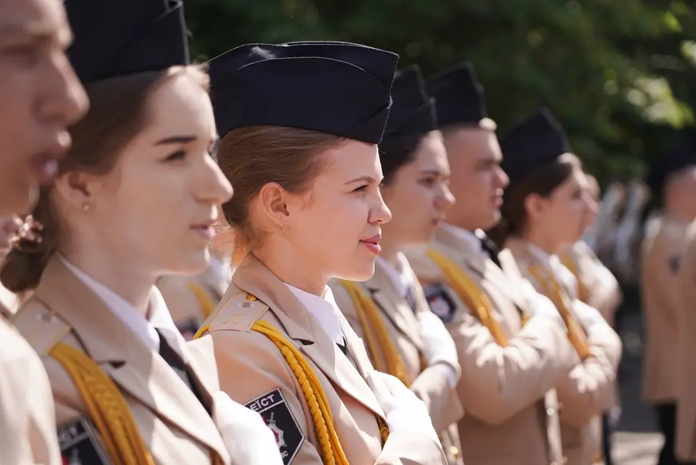 Agenti in alta uniforme schierati durante una solenne cerimonia di promozione e consegna dei nuovi gradi.