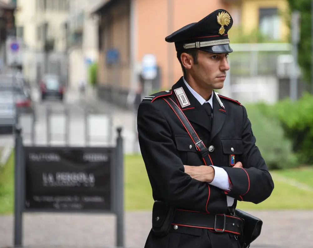 Agente in divisa di servizio a Vicenza, simbolo della carriera e dell'impegno nelle forze di polizia italiane.