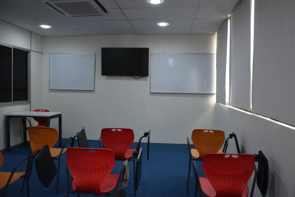 Aula di formazione della Polizia con sedie colorate, lavagne e monitor per la preparazione al concorso vice ispettori.