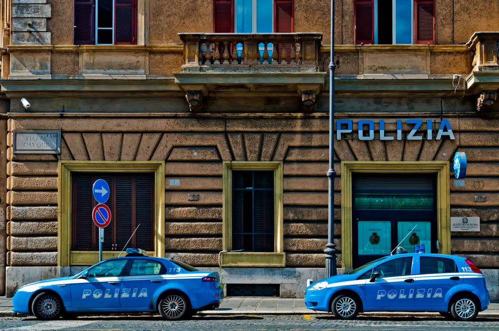 Commissariato di Polizia di Stato con auto di pattuglia parcheggiate davanti all'ingresso della questura.