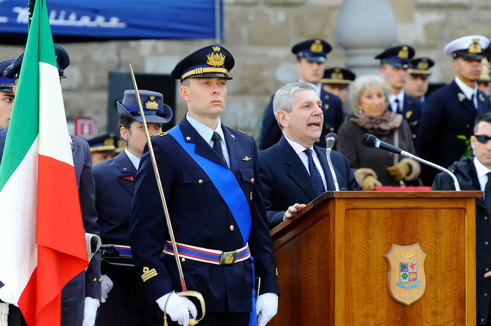 Agenti della Polizia di Stato in divisa d'ordinanza durante la cerimonia ufficiale del corso allievi.