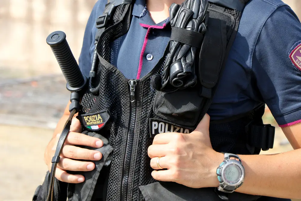 Dettaglio della divisa di un agente della Polizia di Stato in servizio, traguardo per chi affronta la prova del concorso.