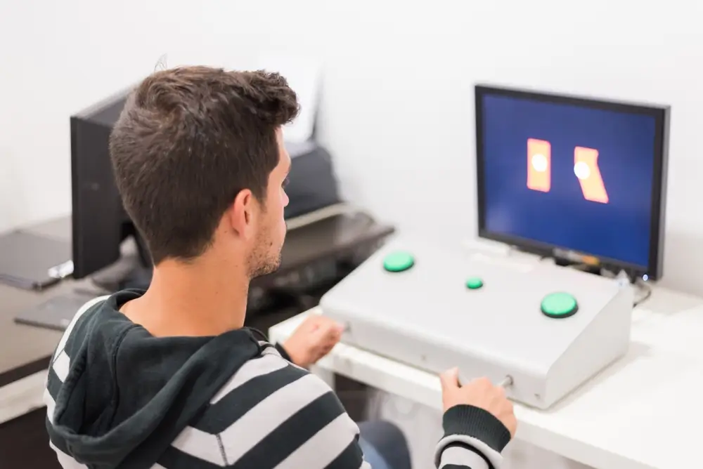 Candidato esegue un test attitudinale e cognitivo al computer utilizzando una console per prove di reattività.