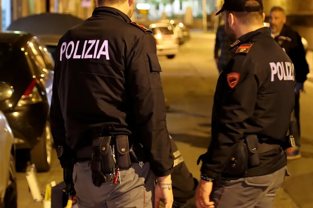 Un poliziotto della Polizia di Stato coordina una squadra di agenti durante un intervento operativo sul territorio.