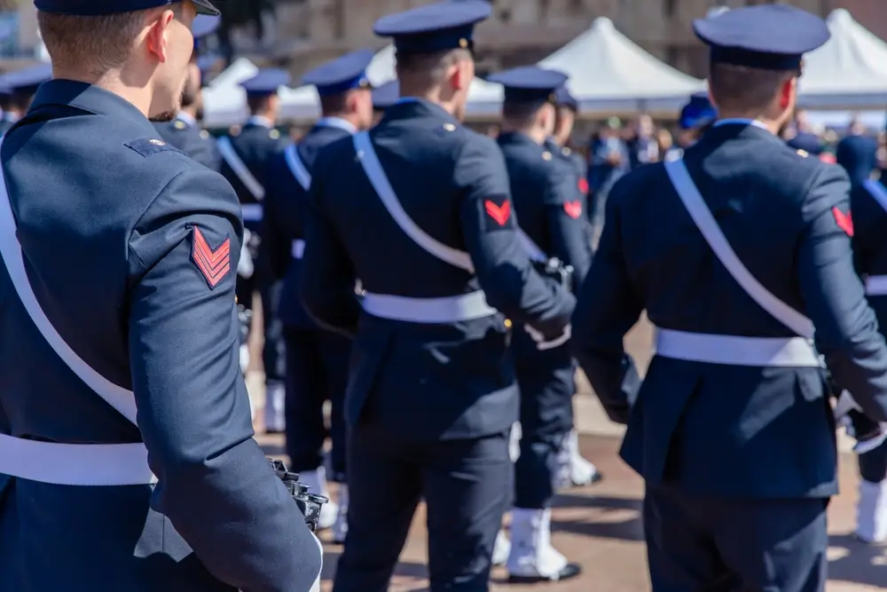Poliziotti in alta uniforme durante una cerimonia e parata della Polizia di Stato per l'avanzamento di carriera.