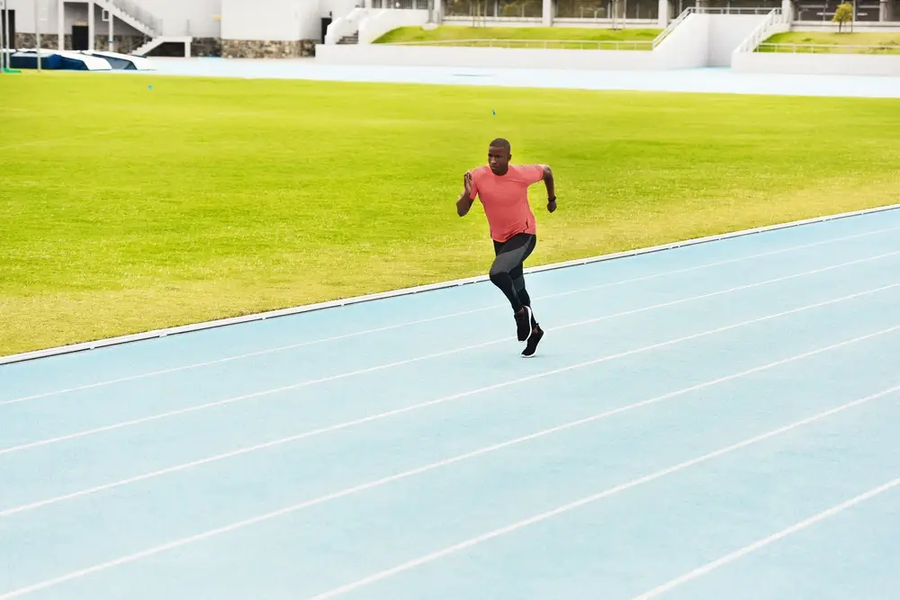 Candidato che corre sulla pista di atletica per la prova fisica del concorso in Polizia di Stato.