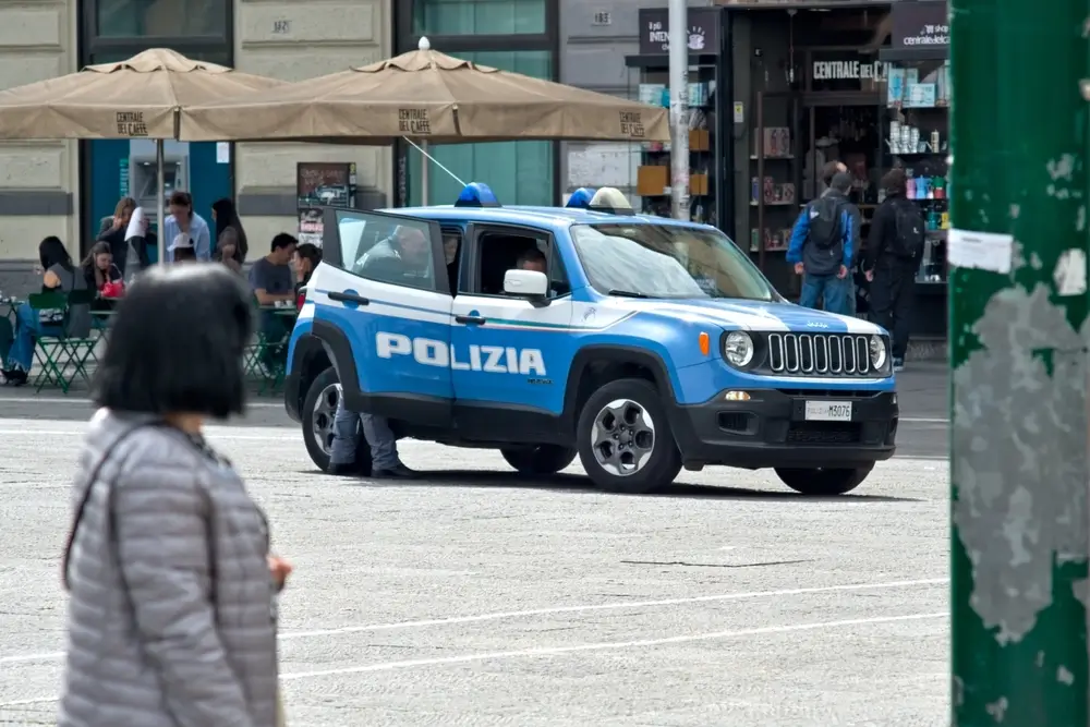 Volante della Polizia di Stato in servizio di pattugliamento e sicurezza urbana per il controllo del territorio.