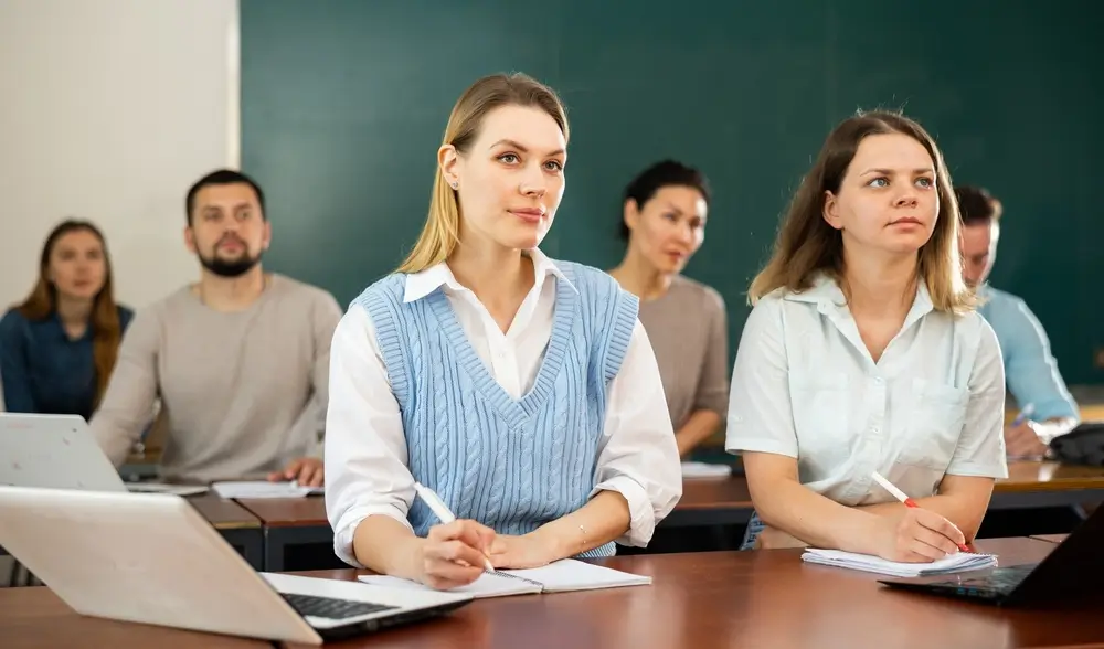 Giovani allievi agenti in aula durante una lezione teorica del corso di formazione della Polizia di Stato.