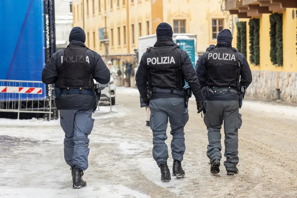 Tre agenti della Polizia di Stato in pattuglia sulla neve, pronti per il concorso di avanzamento di carriera.