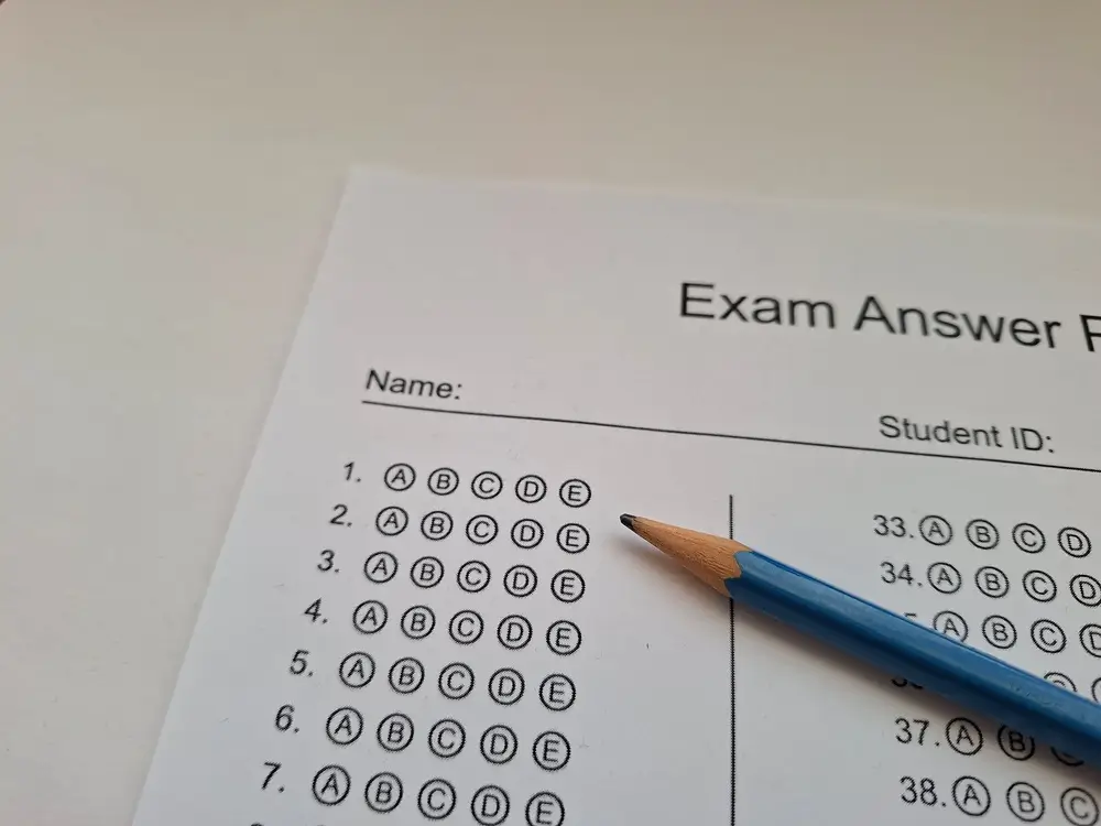 Modulo risposte di un test a scelta multipla con matita blu, utile per il calcolo del punteggio della scheda esame.