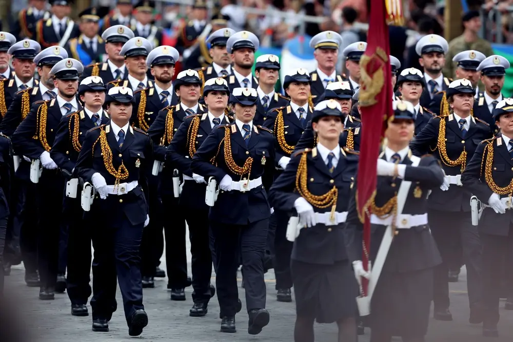 Commissari e funzionari della Polizia di Stato in divisa d'ordinanza durante una cerimonia istituzionale.
