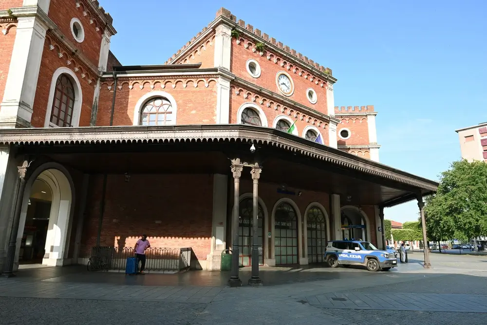 Esterno di una scuola di formazione della Polizia di Stato con una volante parcheggiata davanti all'edificio storico.